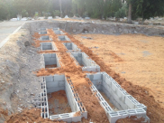  بالصور: لجنة الأمناء في الرملة تباشر بتنظيم دفن الموتى في مقبرة النبي صالح